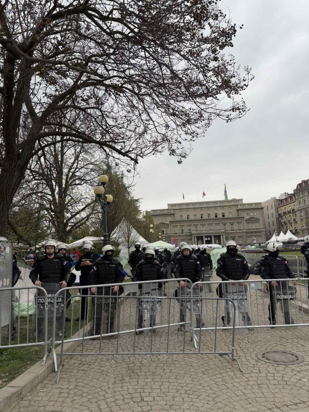 <p>U glavnom gradu Srbije održan masovni skup na koji su građane pozvali studenti u blokadi. Studenti poručili da protest više nije njihov nakon incidenta kod zgrade parlamenta, povukli se ka svojim fakultetima</p>