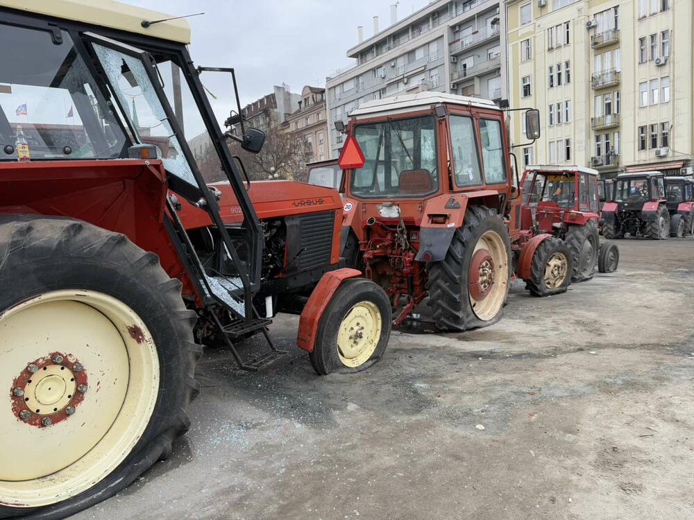 <p>U glavnom gradu Srbije održan masovni skup na koji su građane pozvali studenti u blokadi. Studenti poručili da protest više nije njihov nakon incidenta kod zgrade parlamenta, povukli se ka svojim fakultetima</p>