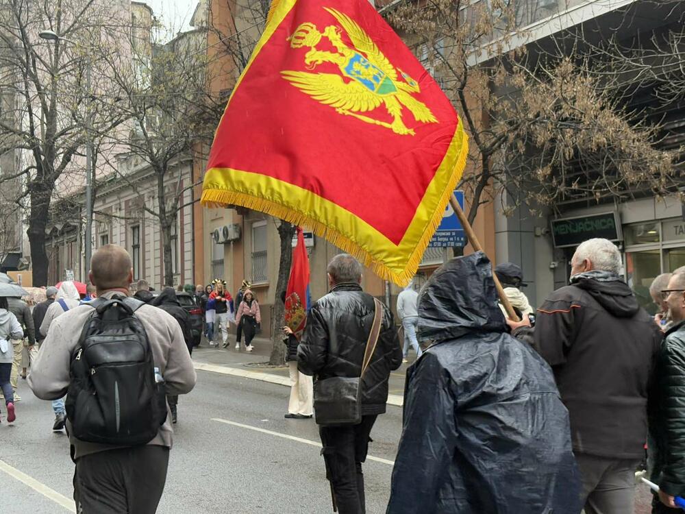 <p>U glavnom gradu Srbije održan masovni skup na koji su građane pozvali studenti u blokadi. Studenti poručili da protest više nije njihov nakon incidenta kod zgrade parlamenta, povukli se ka svojim fakultetima</p>