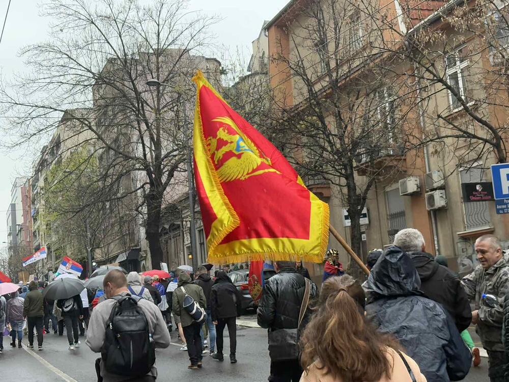 <p>U glavnom gradu Srbije održan masovni skup na koji su građane pozvali studenti u blokadi. Studenti poručili da protest više nije njihov nakon incidenta kod zgrade parlamenta, povukli se ka svojim fakultetima</p>