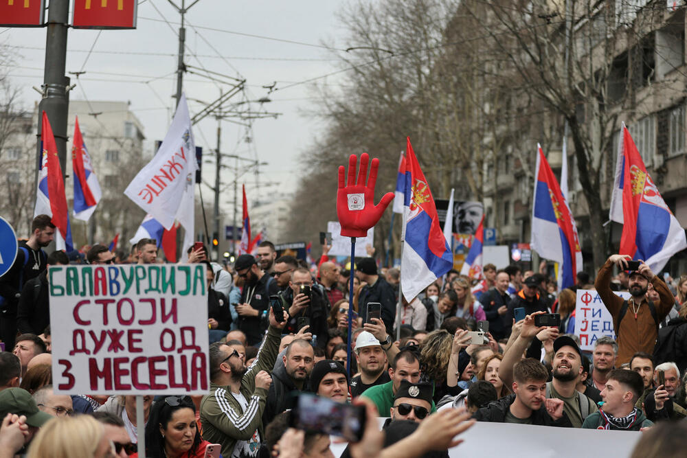 <p>U glavnom gradu Srbije održan masovni skup na koji su građane pozvali studenti u blokadi. Studenti poručili da protest više nije njihov nakon incidenta kod zgrade parlamenta, povukli se ka svojim fakultetima</p>