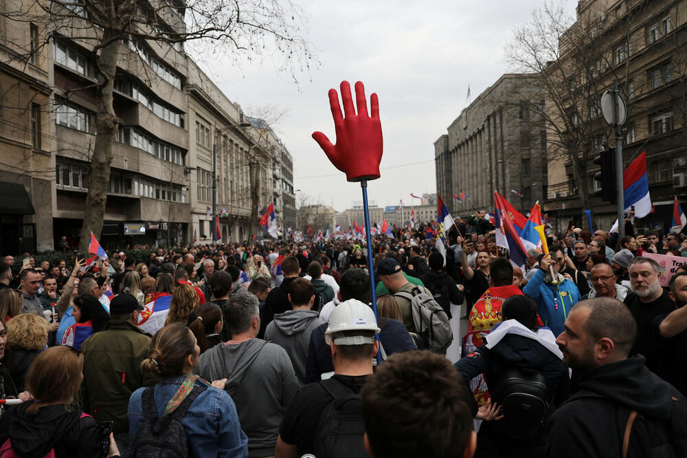 <p>U glavnom gradu Srbije održan masovni skup na koji su građane pozvali studenti u blokadi. Studenti poručili da protest više nije njihov nakon incidenta kod zgrade parlamenta, povukli se ka svojim fakultetima</p>