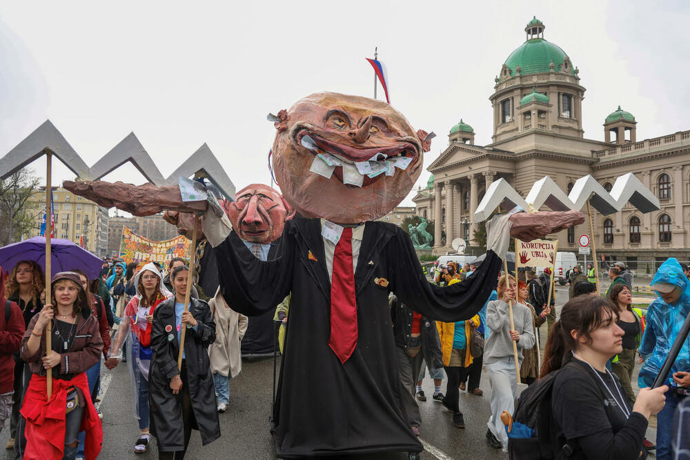 <p>U glavnom gradu Srbije održan masovni skup na koji su građane pozvali studenti u blokadi. Studenti poručili da protest više nije njihov nakon incidenta kod zgrade parlamenta, povukli se ka svojim fakultetima</p>