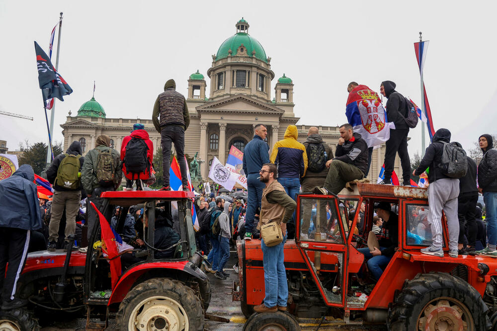 <p>U glavnom gradu Srbije održan masovni skup na koji su građane pozvali studenti u blokadi. Studenti poručili da protest više nije njihov nakon incidenta kod zgrade parlamenta, povukli se ka svojim fakultetima</p>