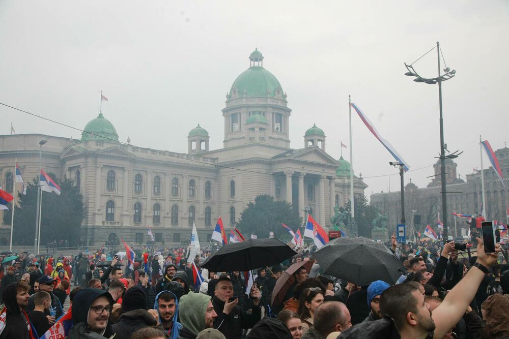 <p>U glavnom gradu Srbije održan masovni skup na koji su građane pozvali studenti u blokadi. Studenti poručili da protest više nije njihov nakon incidenta kod zgrade parlamenta, povukli se ka svojim fakultetima</p>