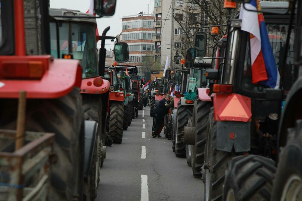 <p>U glavnom gradu Srbije održan masovni skup na koji su građane pozvali studenti u blokadi. Studenti poručili da protest više nije njihov nakon incidenta kod zgrade parlamenta, povukli se ka svojim fakultetima</p>
