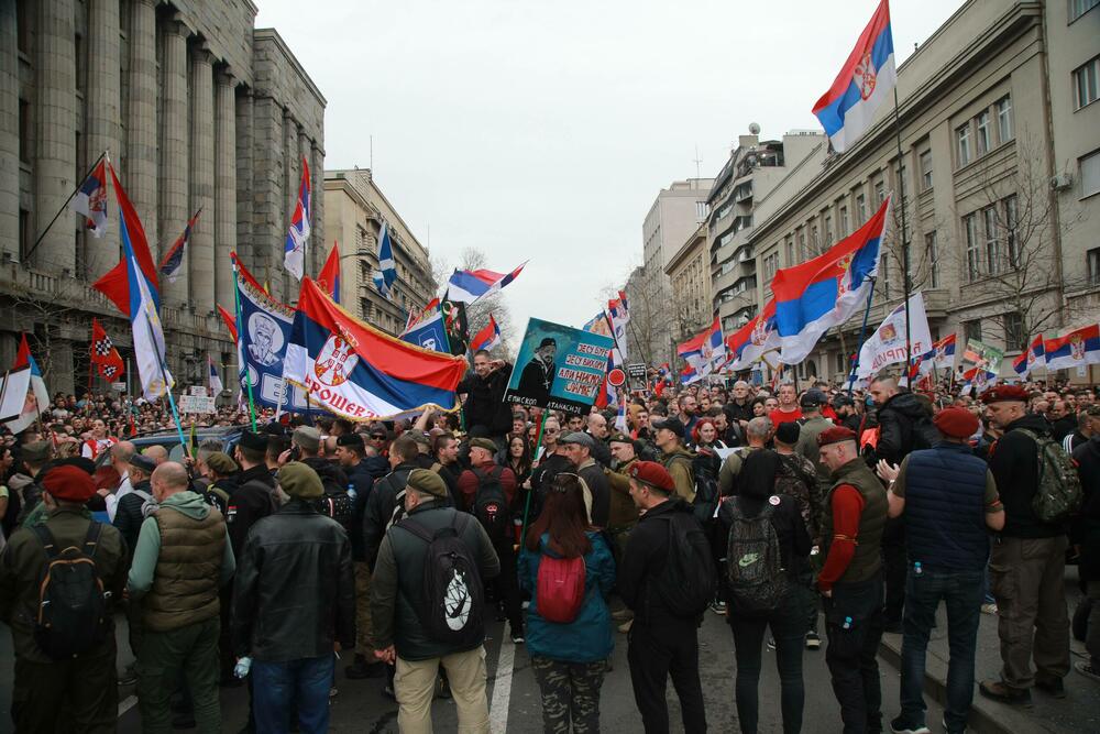 <p>U glavnom gradu Srbije održan masovni skup na koji su građane pozvali studenti u blokadi. Studenti poručili da protest više nije njihov nakon incidenta kod zgrade parlamenta, povukli se ka svojim fakultetima</p>