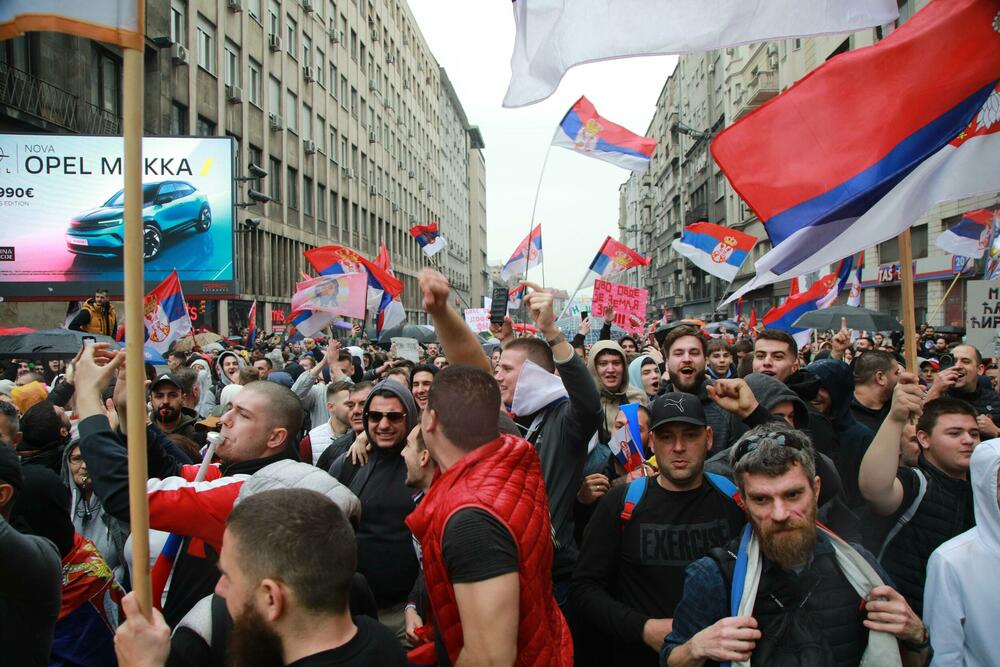 <p>U glavnom gradu Srbije održan masovni skup na koji su građane pozvali studenti u blokadi. Studenti poručili da protest više nije njihov nakon incidenta kod zgrade parlamenta, povukli se ka svojim fakultetima</p>