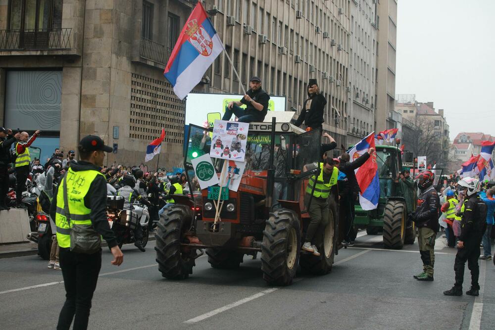 <p>U glavnom gradu Srbije održan masovni skup na koji su građane pozvali studenti u blokadi. Studenti poručili da protest više nije njihov nakon incidenta kod zgrade parlamenta, povukli se ka svojim fakultetima</p>