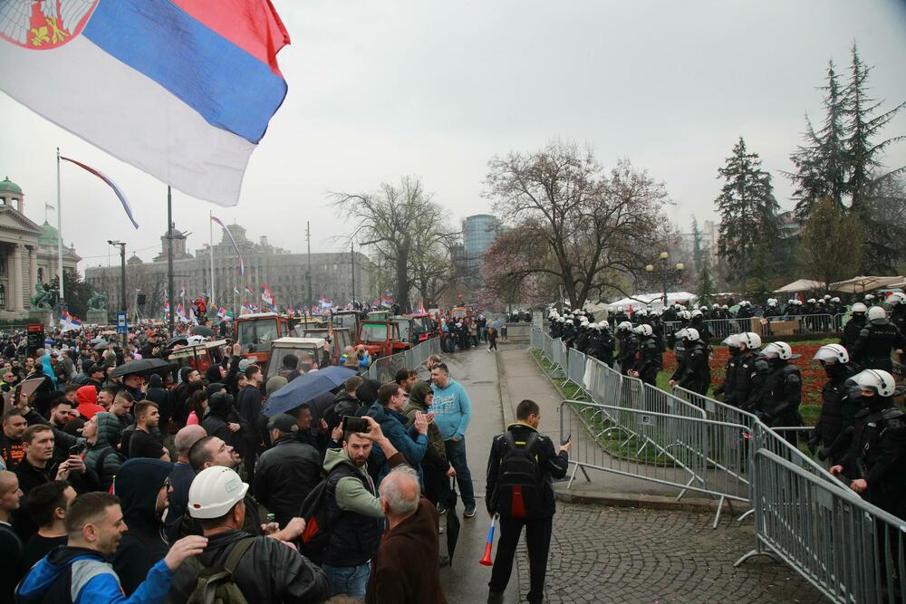 <p>U glavnom gradu Srbije održan masovni skup na koji su građane pozvali studenti u blokadi. Studenti poručili da protest više nije njihov nakon incidenta kod zgrade parlamenta, povukli se ka svojim fakultetima</p>