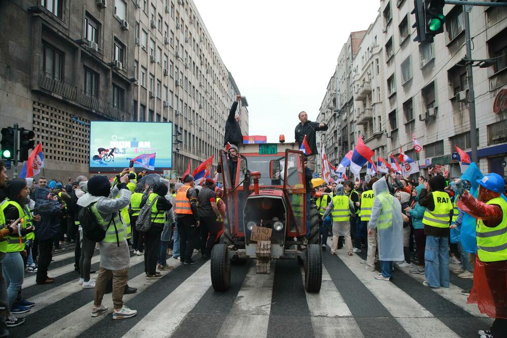 <p>U glavnom gradu Srbije održan masovni skup na koji su građane pozvali studenti u blokadi. Studenti poručili da protest više nije njihov nakon incidenta kod zgrade parlamenta, povukli se ka svojim fakultetima</p>