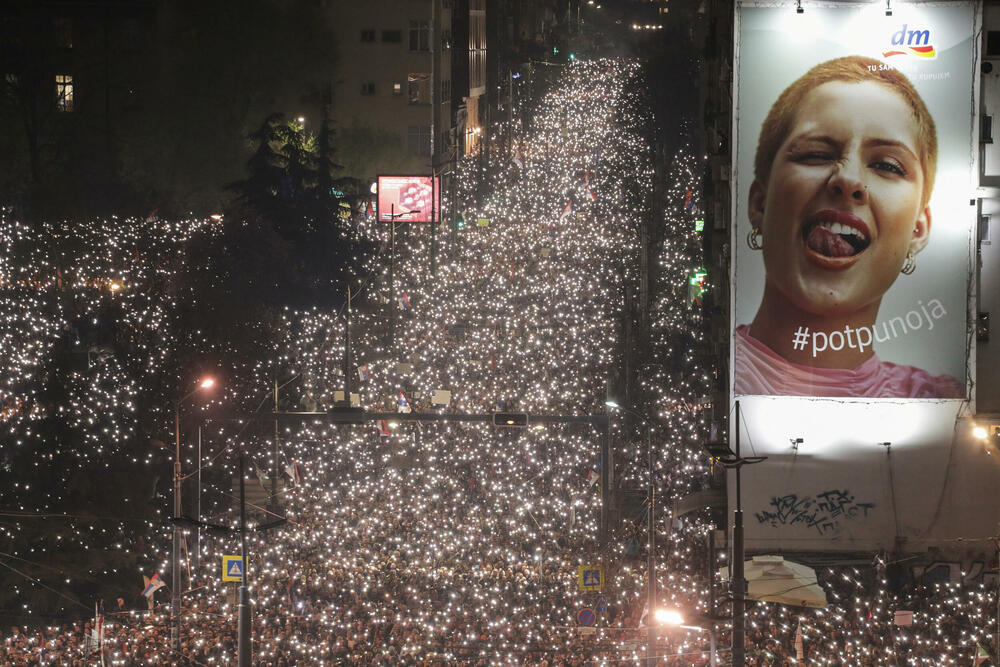 <p>U glavnom gradu Srbije održan masovni skup na koji su građane pozvali studenti u blokadi. Studenti poručili da protest više nije njihov nakon incidenta kod zgrade parlamenta, povukli se ka svojim fakultetima</p>
