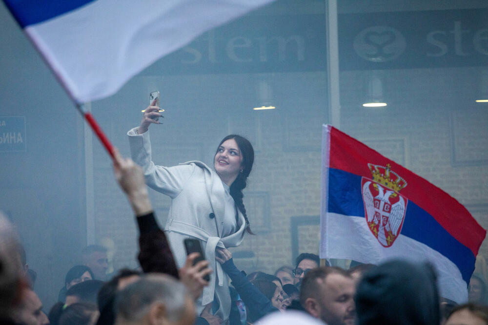 <p>U glavnom gradu Srbije održan masovni skup na koji su građane pozvali studenti u blokadi. Studenti poručili da protest više nije njihov nakon incidenta kod zgrade parlamenta, povukli se ka svojim fakultetima</p>