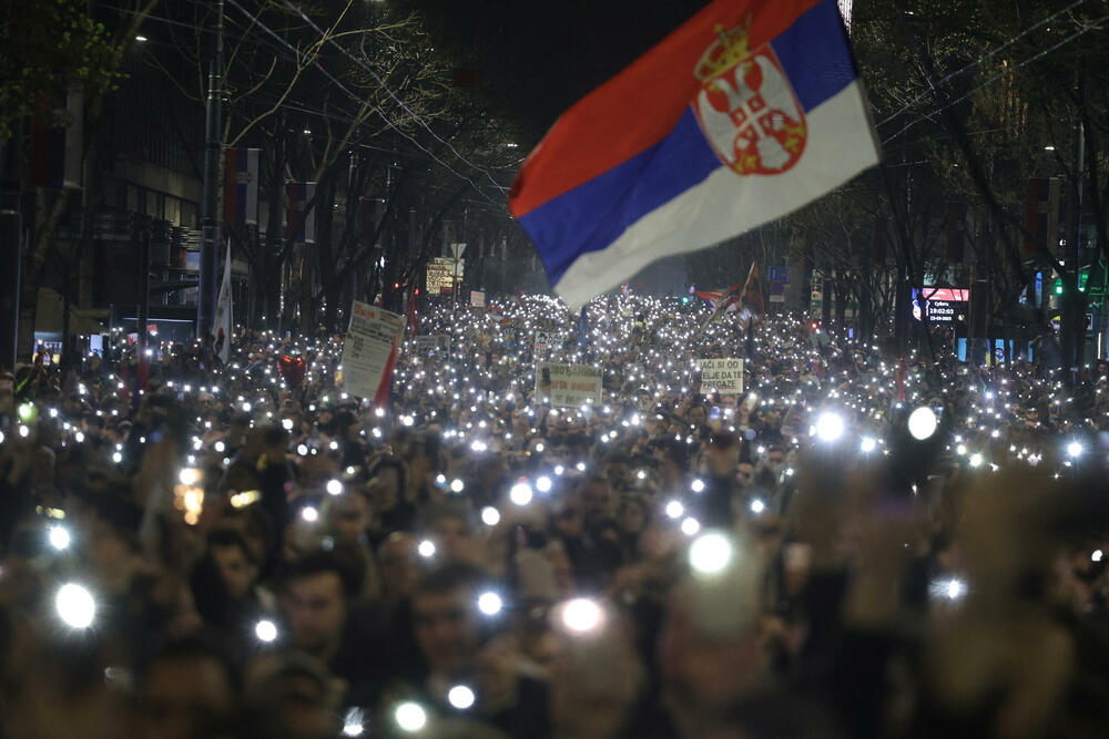 <p>U glavnom gradu Srbije održan masovni skup na koji su građane pozvali studenti u blokadi. Studenti poručili da protest više nije njihov nakon incidenta kod zgrade parlamenta, povukli se ka svojim fakultetima</p>