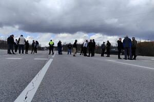 Zbog lošeg puta blokirali saobraćaj na putu Nikšić-Velimlje,...