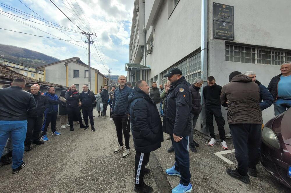 Protest ispred zgrade suda, Foto: Jadranka Ćetković
