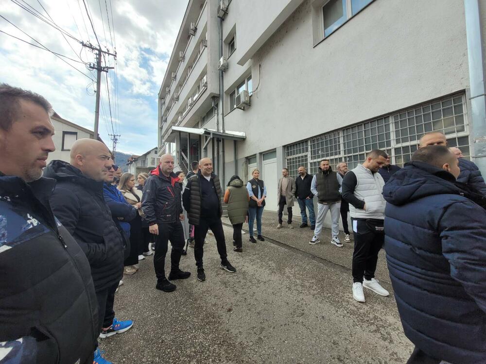 Protest ispred zgrade suda