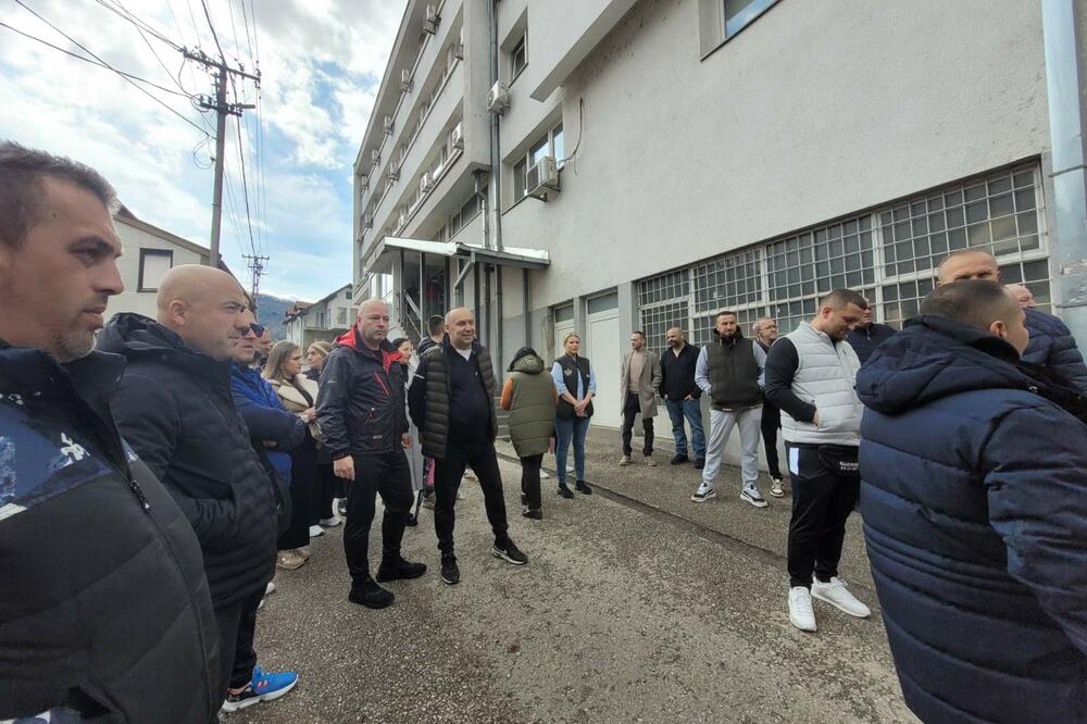 Sa današnjeg protesta ispred zgrade Višeg suda u Bijelom Polju, Foto: Jadranka Ćetković