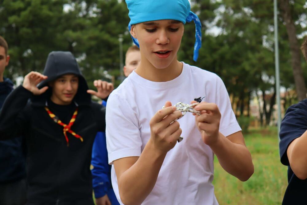 <p>Testirali su znanje takmičara na poljima čvorologije, signalizacije, opšteg znanja, reciklaže, prve pomoći i pionirstva, a fokus je bio na timskom radu, snalažljivosti i brzom i uspješnom rješavanju prepreka</p>