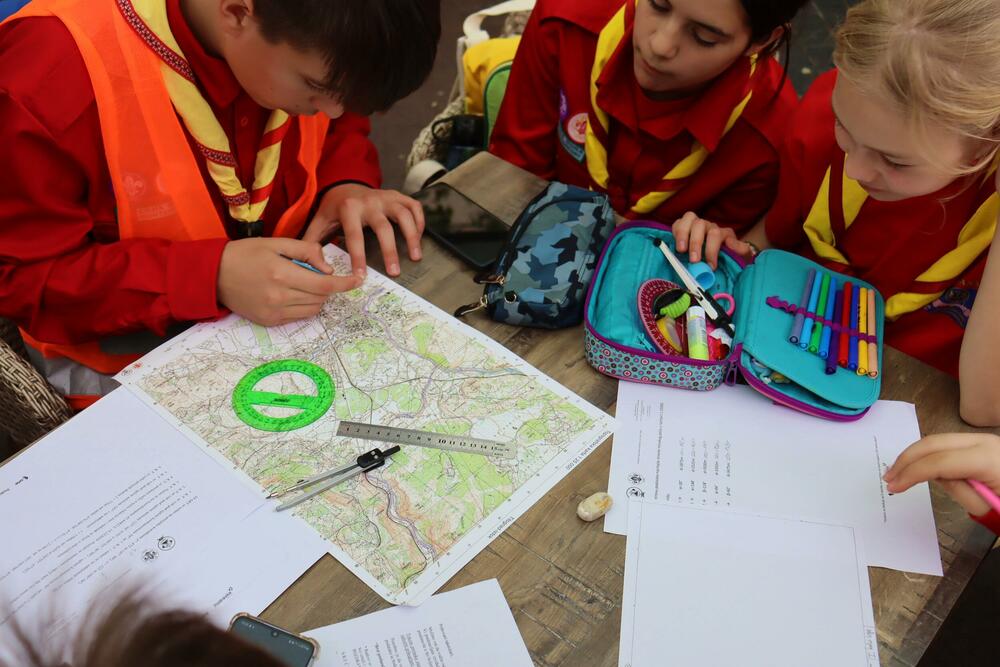 <p>Testirali su znanje takmičara na poljima čvorologije, signalizacije, opšteg znanja, reciklaže, prve pomoći i pionirstva, a fokus je bio na timskom radu, snalažljivosti i brzom i uspješnom rješavanju prepreka</p>