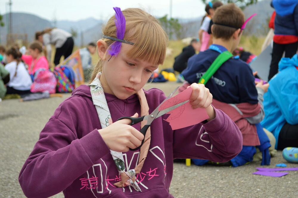 <p>Testirali su znanje takmičara na poljima čvorologije, signalizacije, opšteg znanja, reciklaže, prve pomoći i pionirstva, a fokus je bio na timskom radu, snalažljivosti i brzom i uspješnom rješavanju prepreka</p>