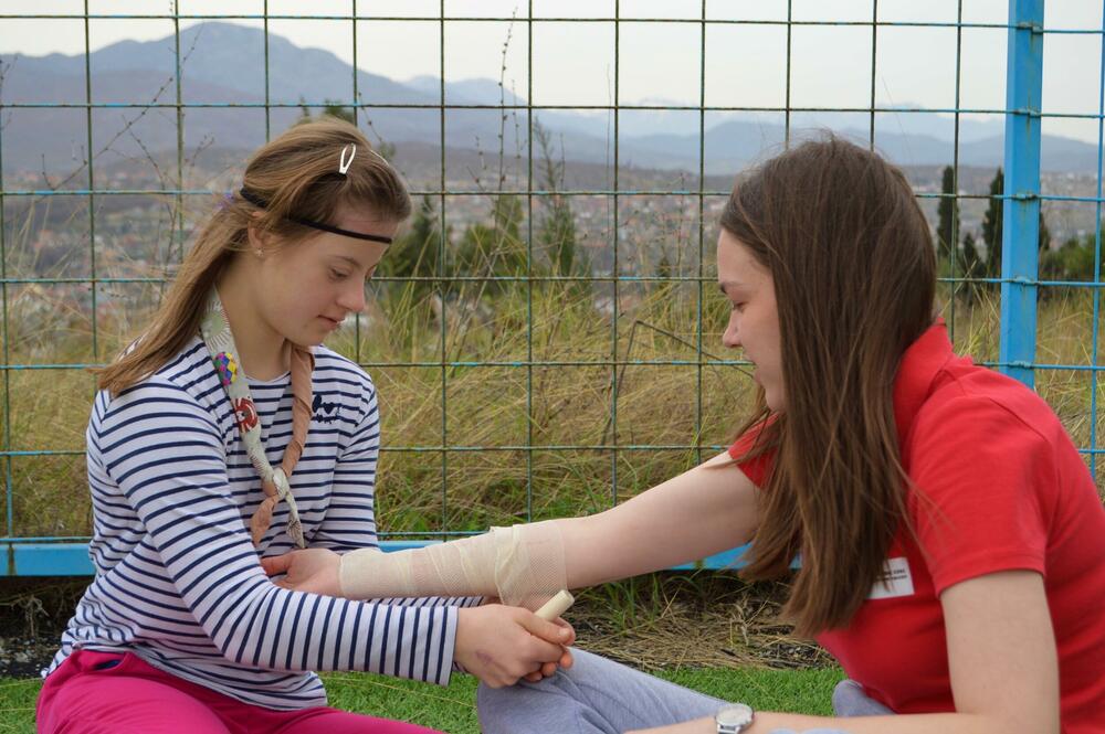 <p>Testirali su znanje takmičara na poljima čvorologije, signalizacije, opšteg znanja, reciklaže, prve pomoći i pionirstva, a fokus je bio na timskom radu, snalažljivosti i brzom i uspješnom rješavanju prepreka</p>