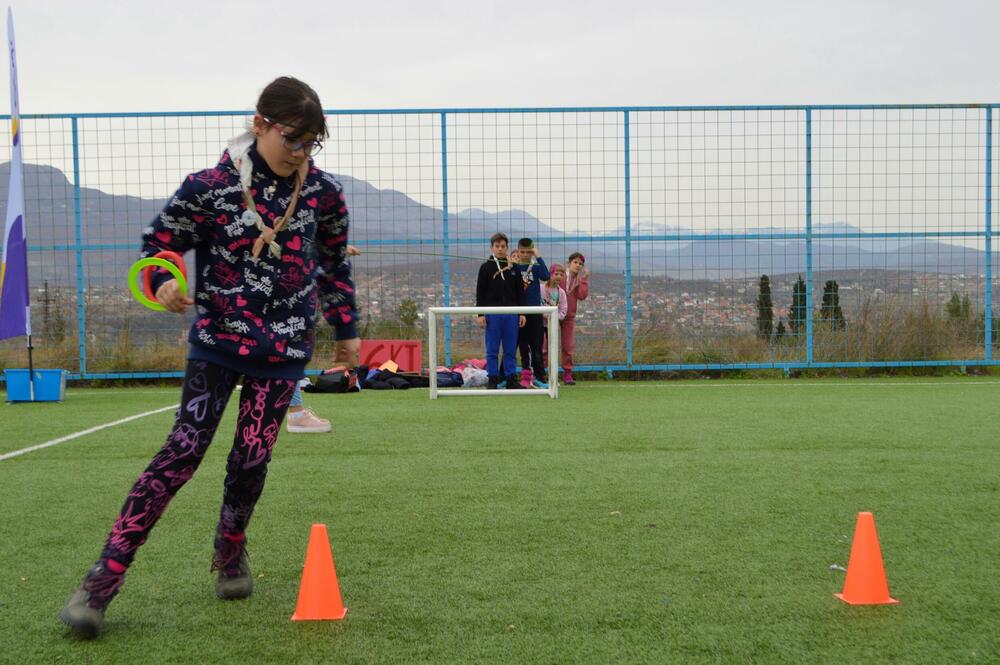 <p>Testirali su znanje takmičara na poljima čvorologije, signalizacije, opšteg znanja, reciklaže, prve pomoći i pionirstva, a fokus je bio na timskom radu, snalažljivosti i brzom i uspješnom rješavanju prepreka</p>