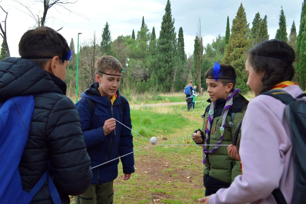 <p>Testirali su znanje takmičara na poljima čvorologije, signalizacije, opšteg znanja, reciklaže, prve pomoći i pionirstva, a fokus je bio na timskom radu, snalažljivosti i brzom i uspješnom rješavanju prepreka</p>