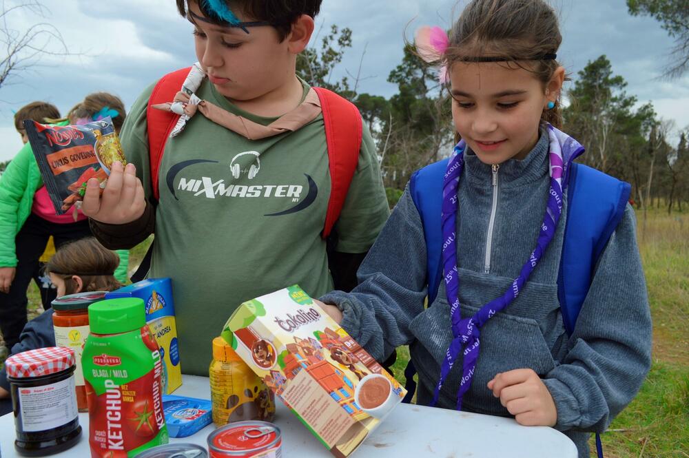 <p>Testirali su znanje takmičara na poljima čvorologije, signalizacije, opšteg znanja, reciklaže, prve pomoći i pionirstva, a fokus je bio na timskom radu, snalažljivosti i brzom i uspješnom rješavanju prepreka</p>
