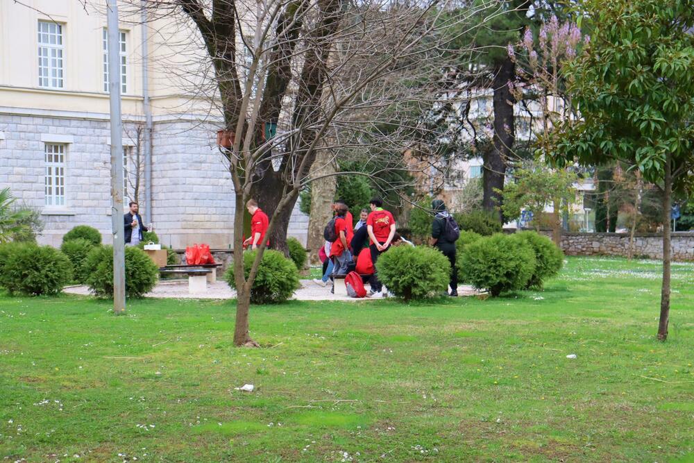 <p>Testirali su znanje takmičara na poljima čvorologije, signalizacije, opšteg znanja, reciklaže, prve pomoći i pionirstva, a fokus je bio na timskom radu, snalažljivosti i brzom i uspješnom rješavanju prepreka</p>