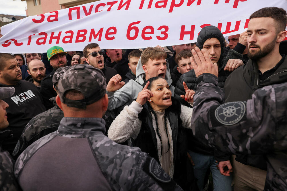 Policija pokušava da obuzda demostrante koji su se juče uputili prema kući gradonačelnika Kočana