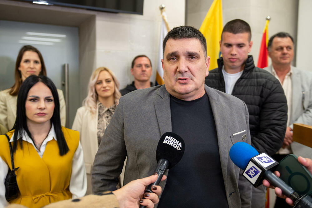 <p>„Naša lista je lista novih ljudi ljudi koji prvi put učestvuju na izborima. Tako da sam jako ponosan na to”, kazao je Komnenić</p>