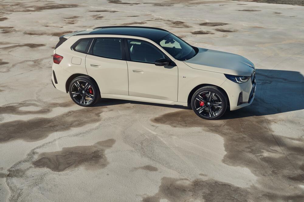 <p><em>BMW X3 xDrive 20d je luksuzni kompaktni SUV koji kombinuje elegantan dizajn, snažne performanse i naprednu tehnologiju, pružajući izuzetno iskustvo vožnje.</em></p>