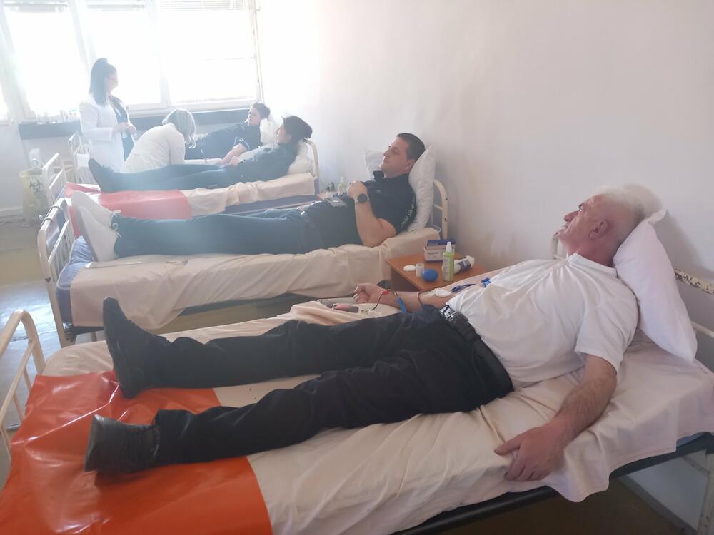 <p>Druženje davalaca nakon akcije pomogli su Klub DDK Elektroprivrede, kao i Crveni krst Crne Gore</p>