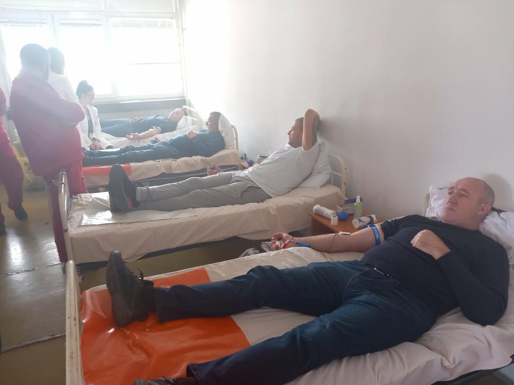 <p>Druženje davalaca nakon akcije pomogli su Klub DDK Elektroprivrede, kao i Crveni krst Crne Gore</p>