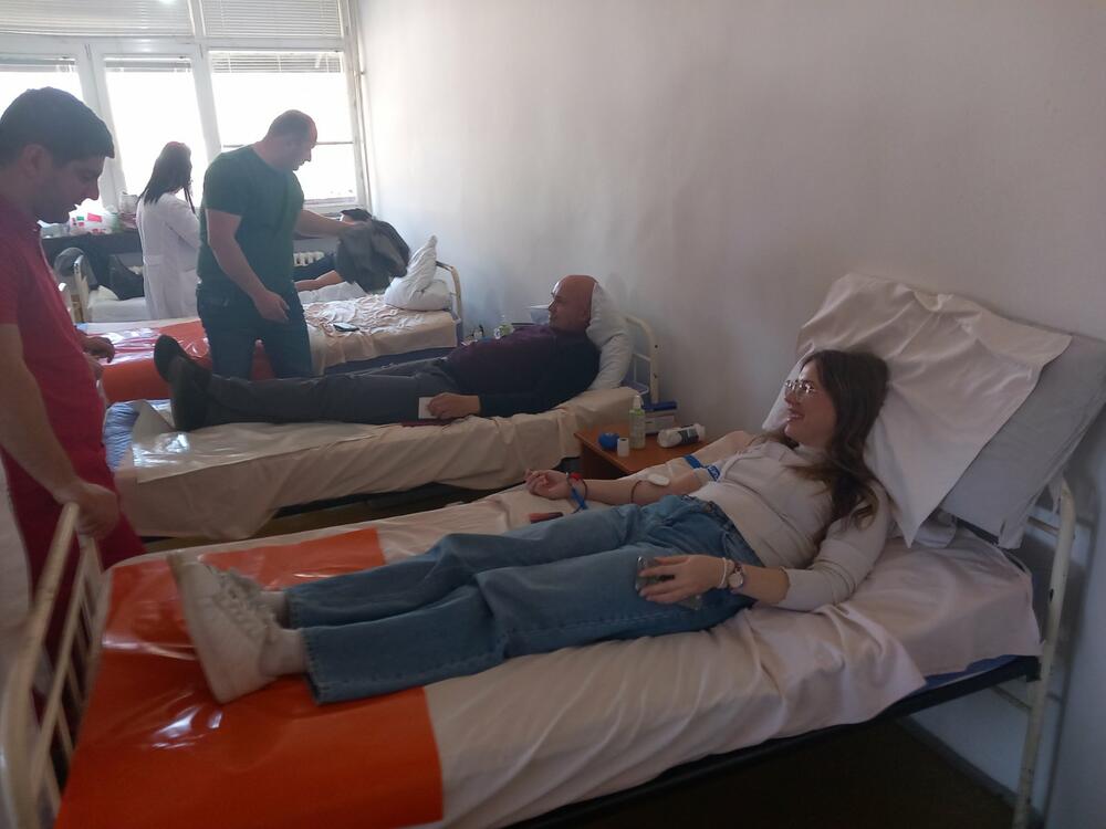 <p>Druženje davalaca nakon akcije pomogli su Klub DDK Elektroprivrede, kao i Crveni krst Crne Gore</p>