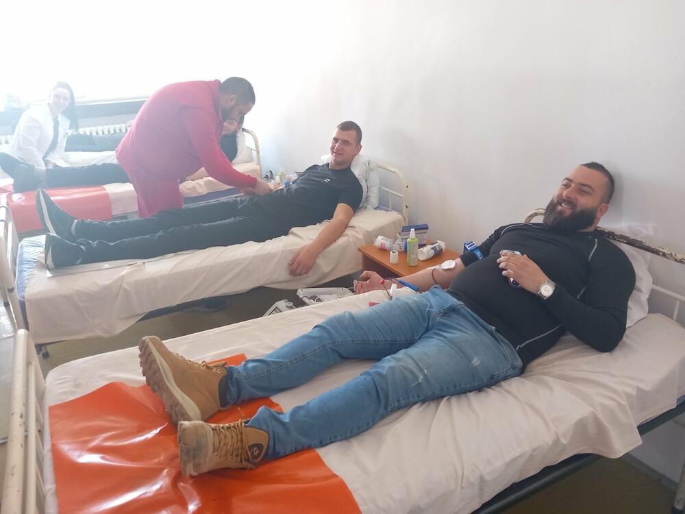 <p>Druženje davalaca nakon akcije pomogli su Klub DDK Elektroprivrede, kao i Crveni krst Crne Gore</p>