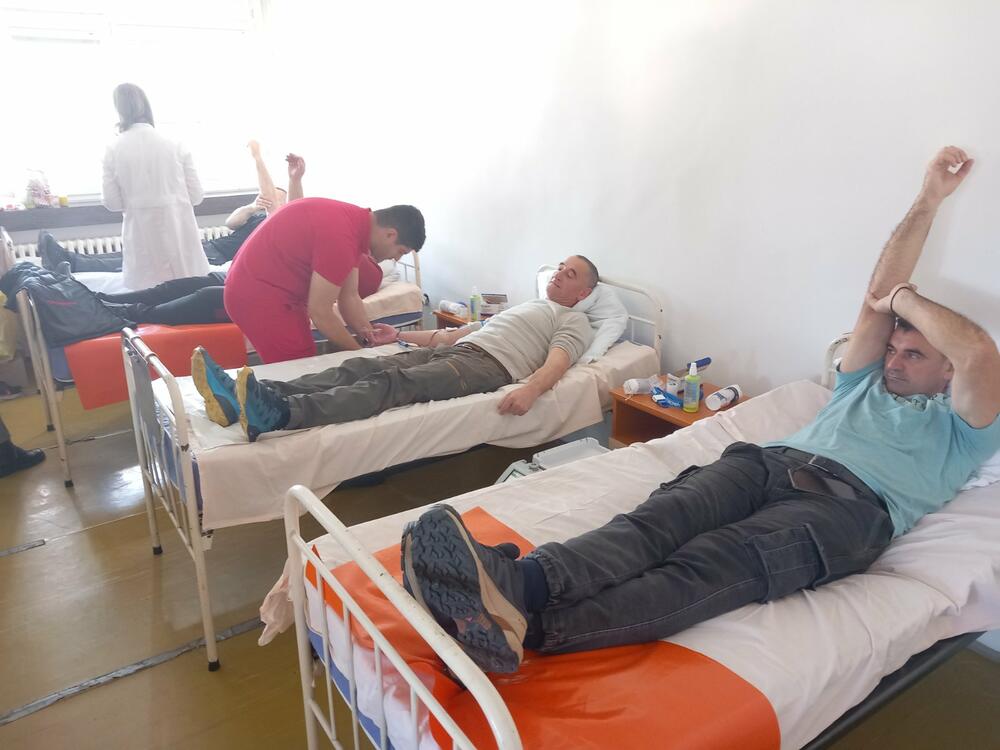 <p>Druženje davalaca nakon akcije pomogli su Klub DDK Elektroprivrede, kao i Crveni krst Crne Gore</p>