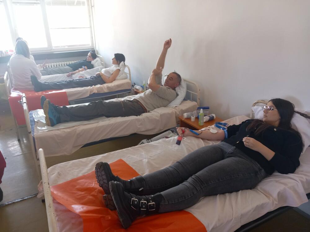 <p>Druženje davalaca nakon akcije pomogli su Klub DDK Elektroprivrede, kao i Crveni krst Crne Gore</p>