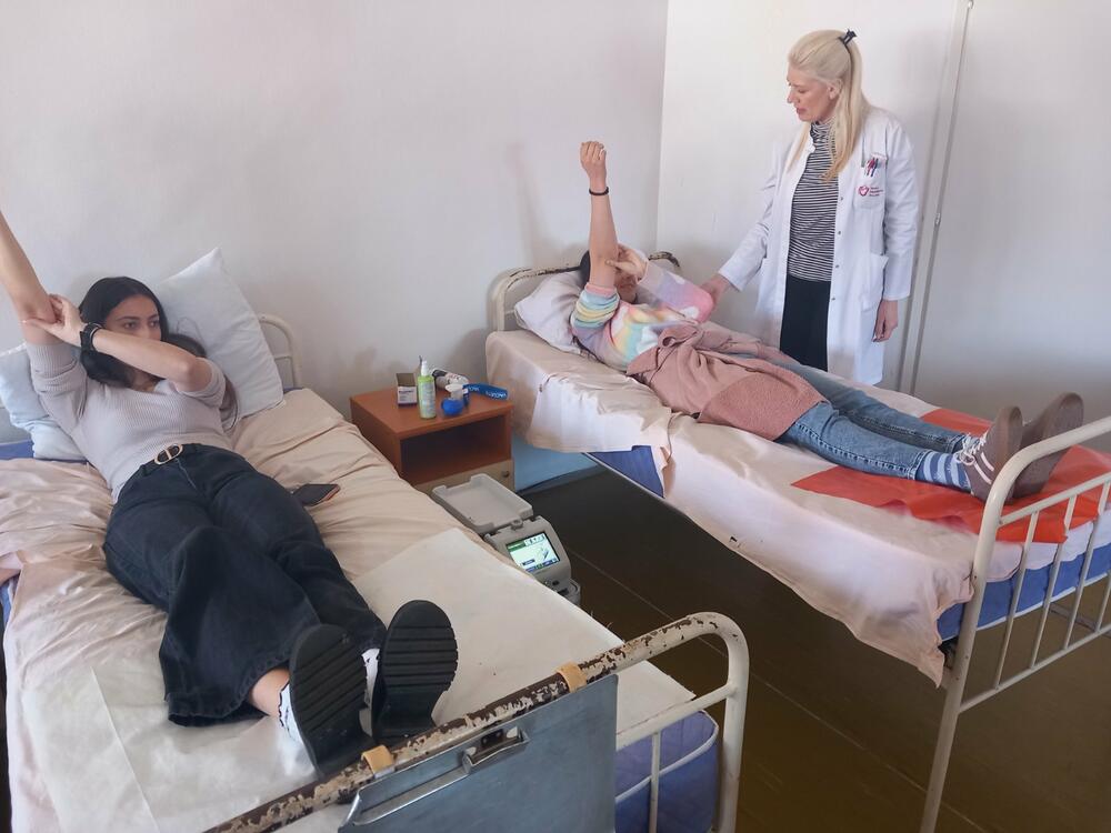 <p>Druženje davalaca nakon akcije pomogli su Klub DDK Elektroprivrede, kao i Crveni krst Crne Gore</p>