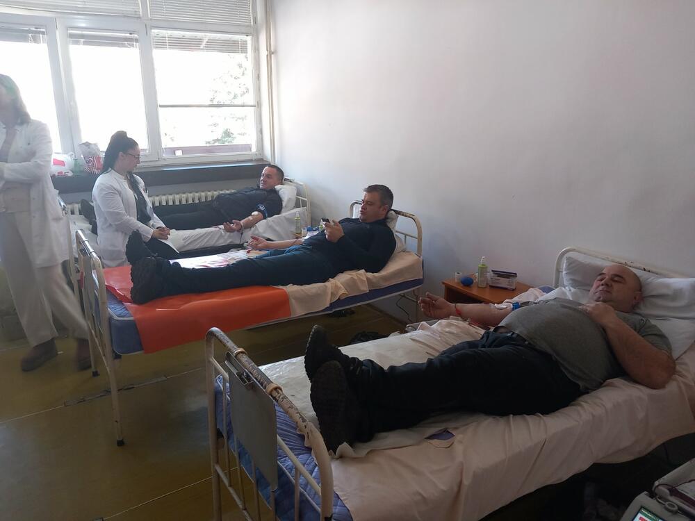 <p>Druženje davalaca nakon akcije pomogli su Klub DDK Elektroprivrede, kao i Crveni krst Crne Gore</p>