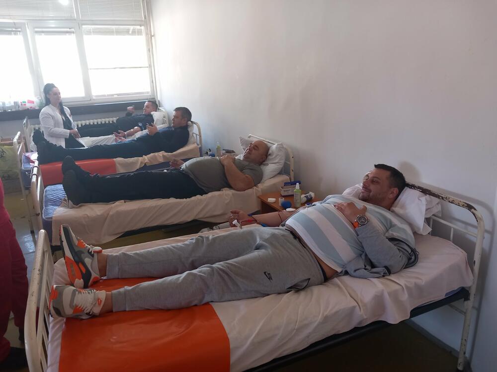 <p>Druženje davalaca nakon akcije pomogli su Klub DDK Elektroprivrede, kao i Crveni krst Crne Gore</p>