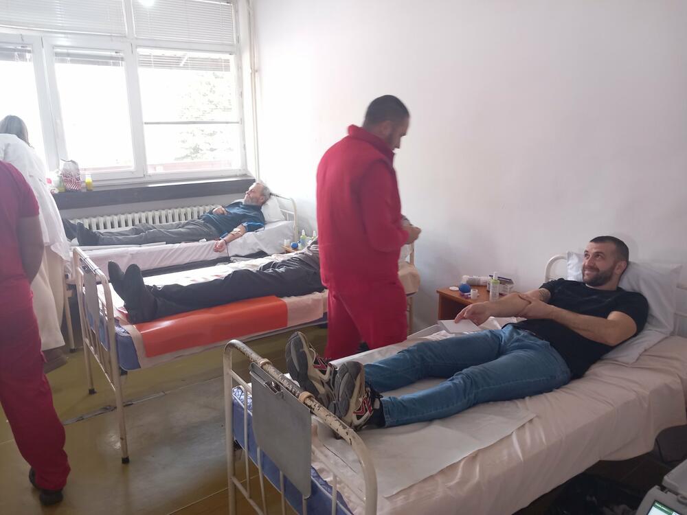 <p>Druženje davalaca nakon akcije pomogli su Klub DDK Elektroprivrede, kao i Crveni krst Crne Gore</p>