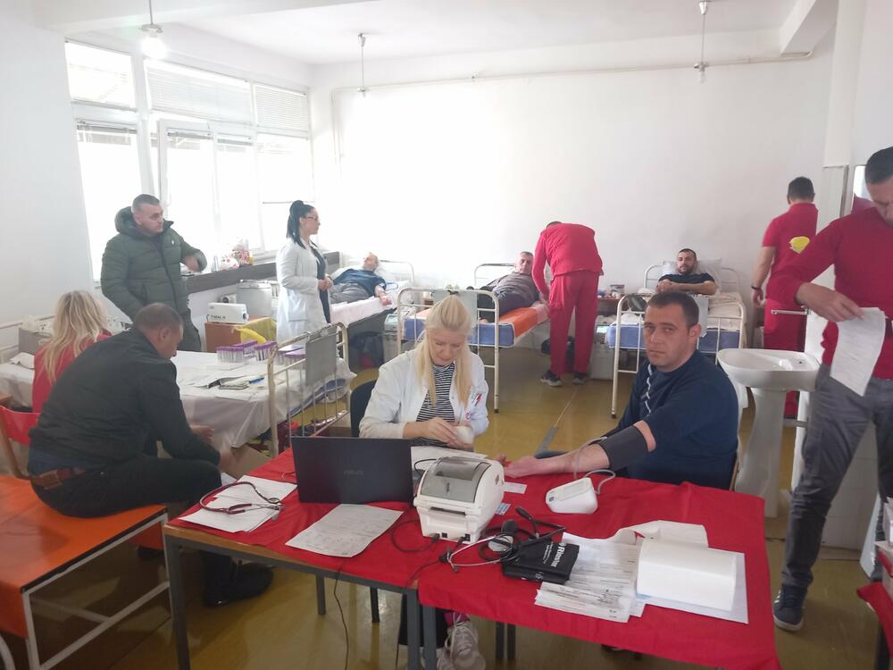 <p>Druženje davalaca nakon akcije pomogli su Klub DDK Elektroprivrede, kao i Crveni krst Crne Gore</p>