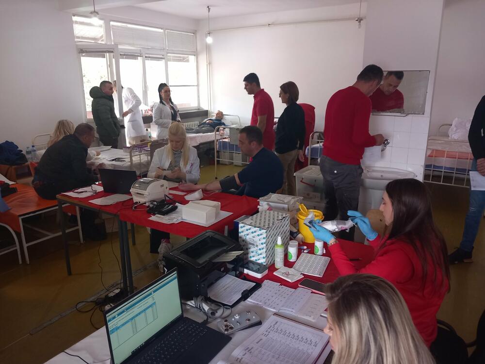 <p>Druženje davalaca nakon akcije pomogli su Klub DDK Elektroprivrede, kao i Crveni krst Crne Gore</p>