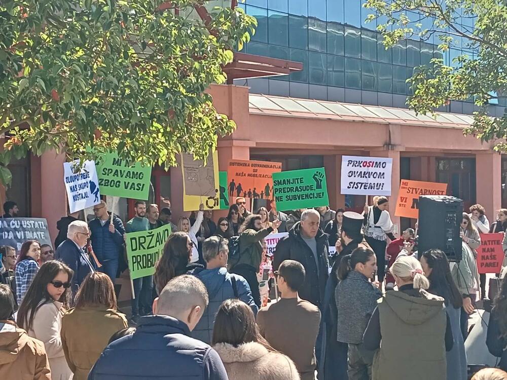 <p>Kabinet predsjednika Vlade, zajedno sa Ministarstvom rada, zapošljavanja i socijalnog dijaloga pozvao je predstavnike udruženja osoba sa invaliditetom na dodatne konsultacije u vezi sa Nacrtom zakona o izmjenama i dopunama Zakona o profesionalnoj rehabilitaciji i zapošljavanju lica s invaliditetom</p>