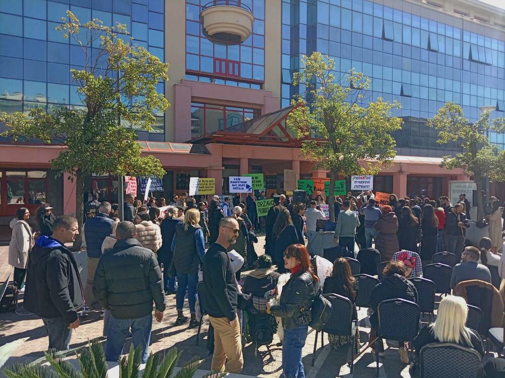 <p>Kabinet predsjednika Vlade, zajedno sa Ministarstvom rada, zapošljavanja i socijalnog dijaloga pozvao je predstavnike udruženja osoba sa invaliditetom na dodatne konsultacije u vezi sa Nacrtom zakona o izmjenama i dopunama Zakona o profesionalnoj rehabilitaciji i zapošljavanju lica s invaliditetom</p>