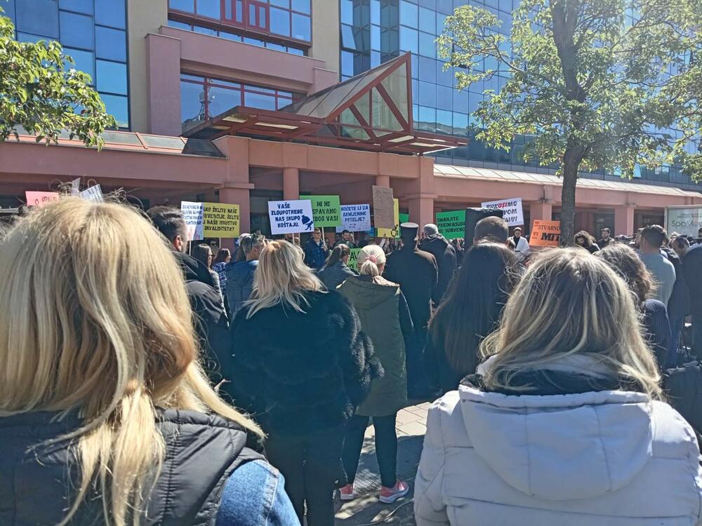 <p>Kabinet predsjednika Vlade, zajedno sa Ministarstvom rada, zapošljavanja i socijalnog dijaloga pozvao je predstavnike udruženja osoba sa invaliditetom na dodatne konsultacije u vezi sa Nacrtom zakona o izmjenama i dopunama Zakona o profesionalnoj rehabilitaciji i zapošljavanju lica s invaliditetom</p>