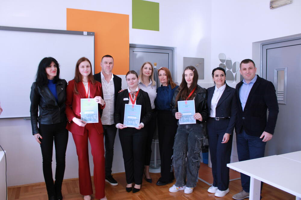 Učenice sa mentorima, Foto: Centar za stručno obrazovanje