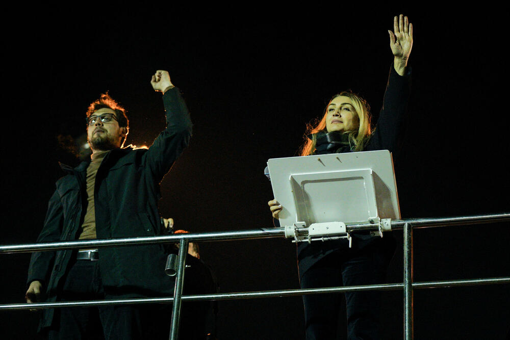 <p>Turska državna agencija Anadolu javlja da je gradonačelnik Istanbula među skoro 100 osoba, uključujući poslovne ljude i novinare, za koje su izdati nalozi za hapšenje. Optužbe uključuju vođenje kriminalne organizacije, iznudu, podmićivanje i nezakonit pristup ličnim podacima</p>